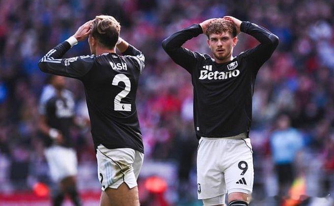 每日邮报评选本赛季第三差交易：埃利奥特租借在赢得青年队欧洲杯冠军后直接被封印！租