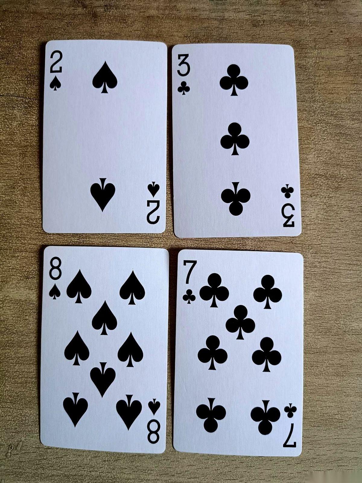 车上，朋友把四张扑克牌往小桌上一拍：2、7、1、8。
我脑子嗡一下就转起来了，2