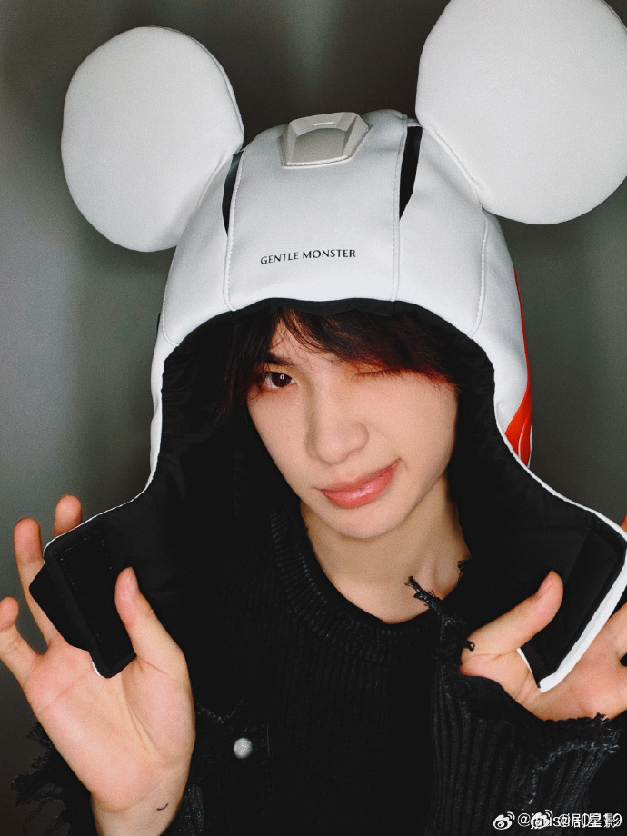 黄明昊热脸萌   黄明昊米老鼠热脸萌，突然的出现一下呀，米老鼠的帽子也太可爱了吧