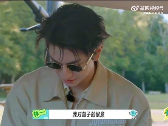 刘宇宁让林一突破人生底线林一综艺氛围感与生俱来，厨艺环节和宋茜趣味争抢厨具，打闹