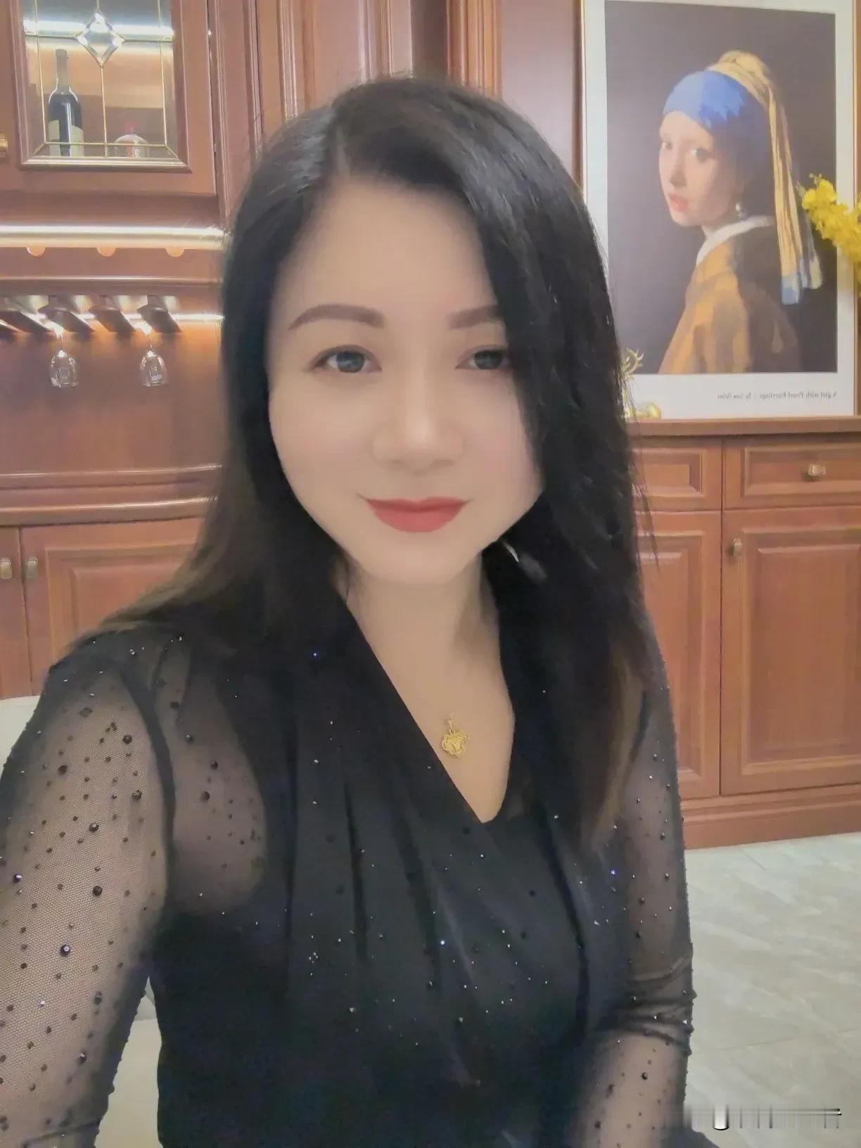 镜中人影动，画里意蕴深。