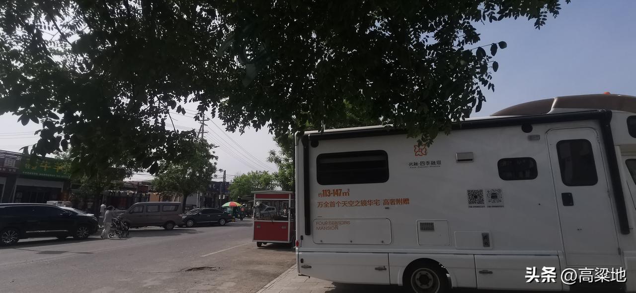 改善放已经来了，你准备好了吗？
一家房地产公司的售楼广告车每天不知道跑多少地方做