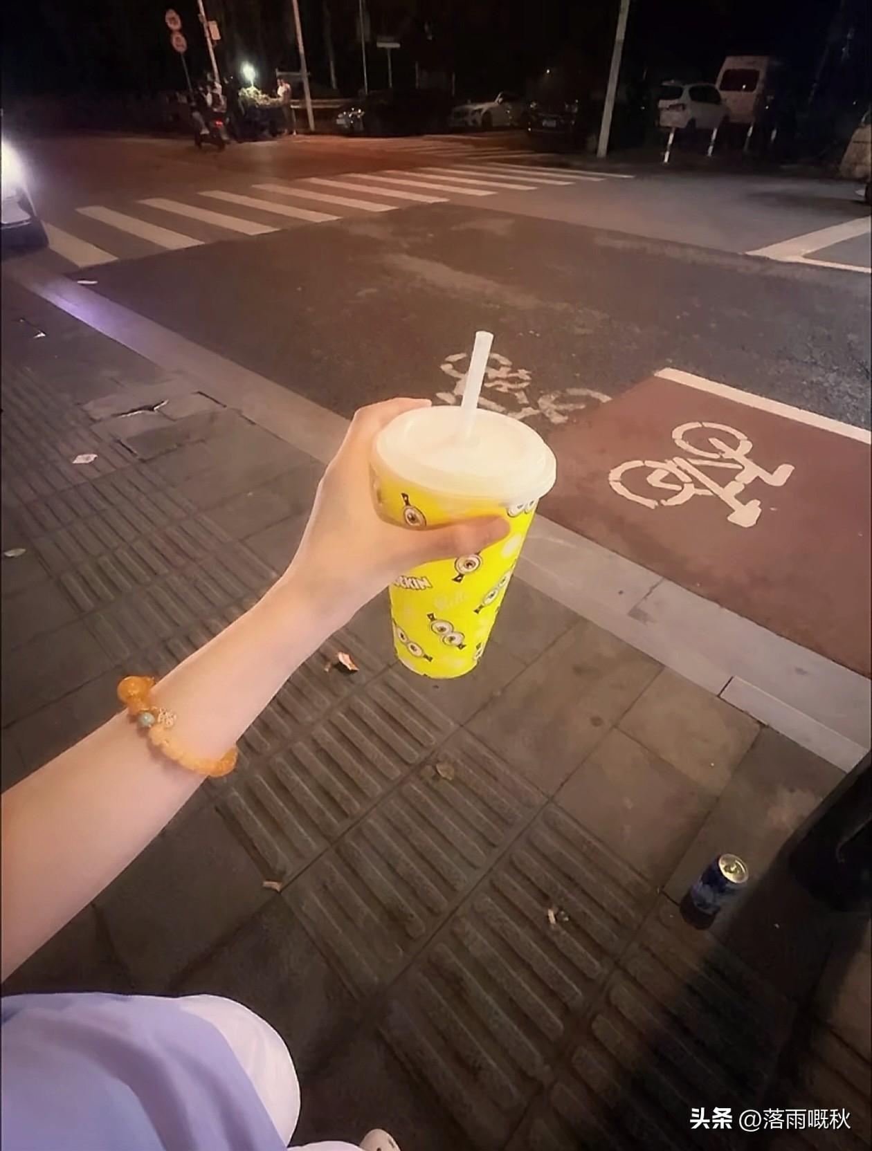 咖啡的苦可以调，日子的甜要自己找。