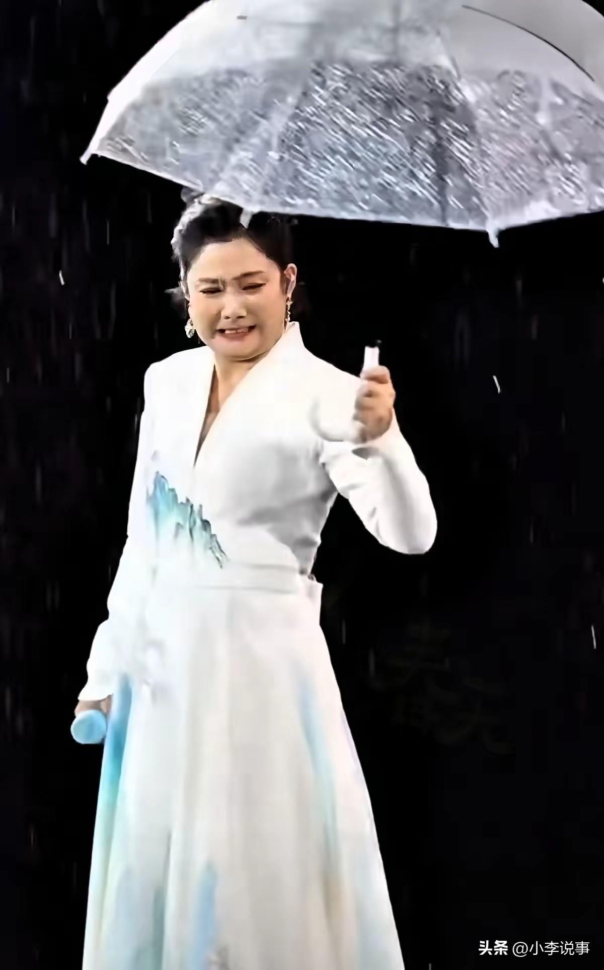 当众突然扔伞，
曾毅这波真的算飘了吗？
 
谁看现场直播，都能一眼看出玲花当时有