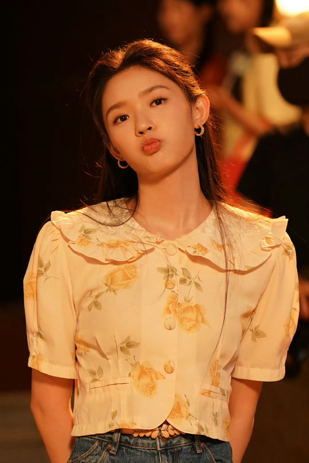 林允冬去春来旅馆第一站姐林允在片场当站姐谁还没被片场站姐林允可爱到！一边拍戏一边