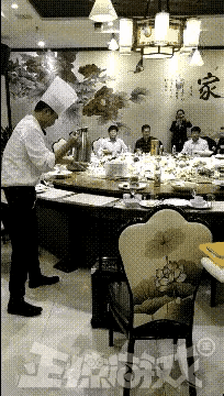 这是有什么样的“深仇大恨”，吃个饭要这么大阵仗，瞬间团灭似的，真够吓人的。