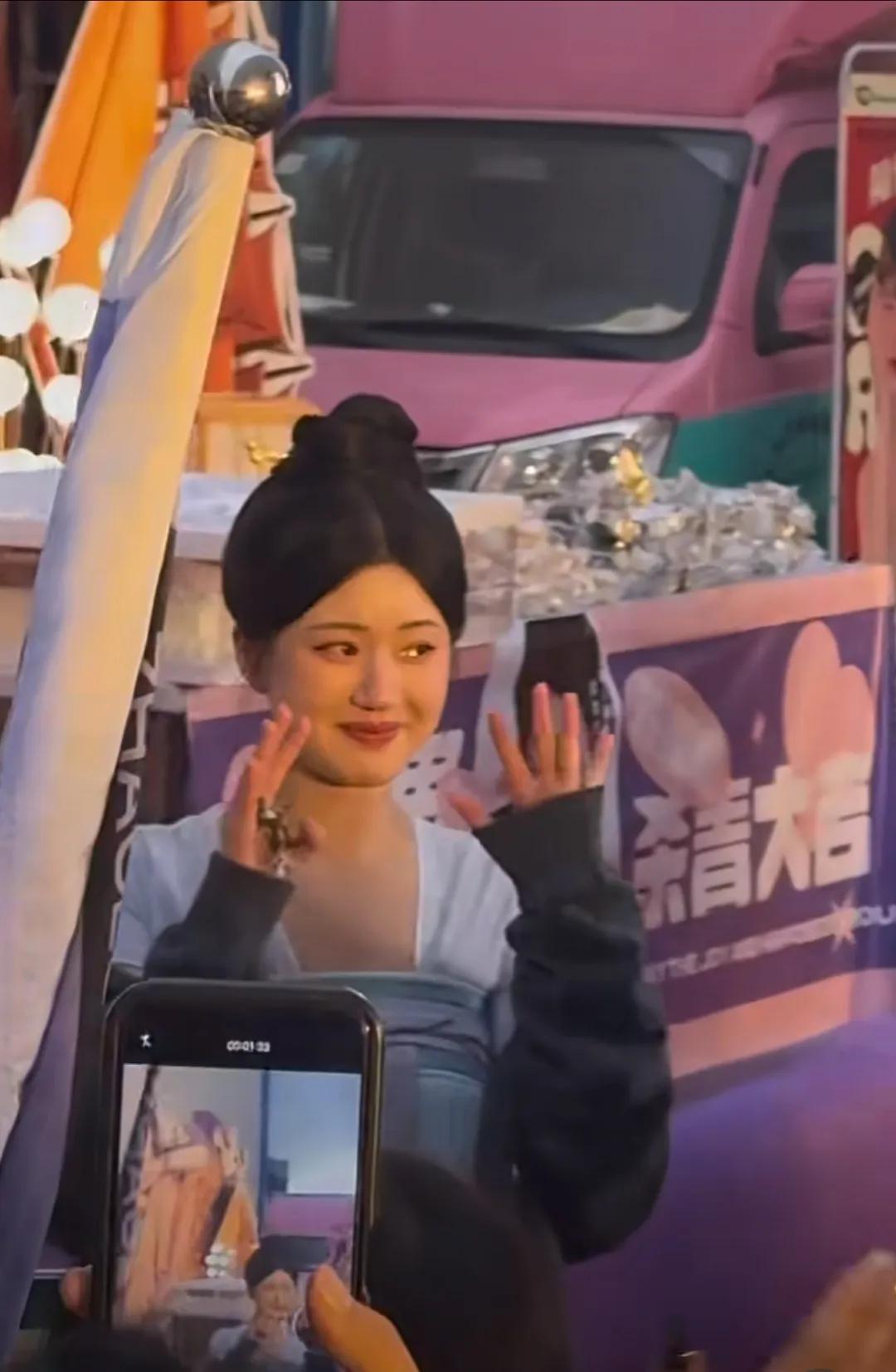 《珠帘玉幕》杀青，感性的赵露思感受到了粉丝的爱感动得流泪了，上次给粉丝办的生日演