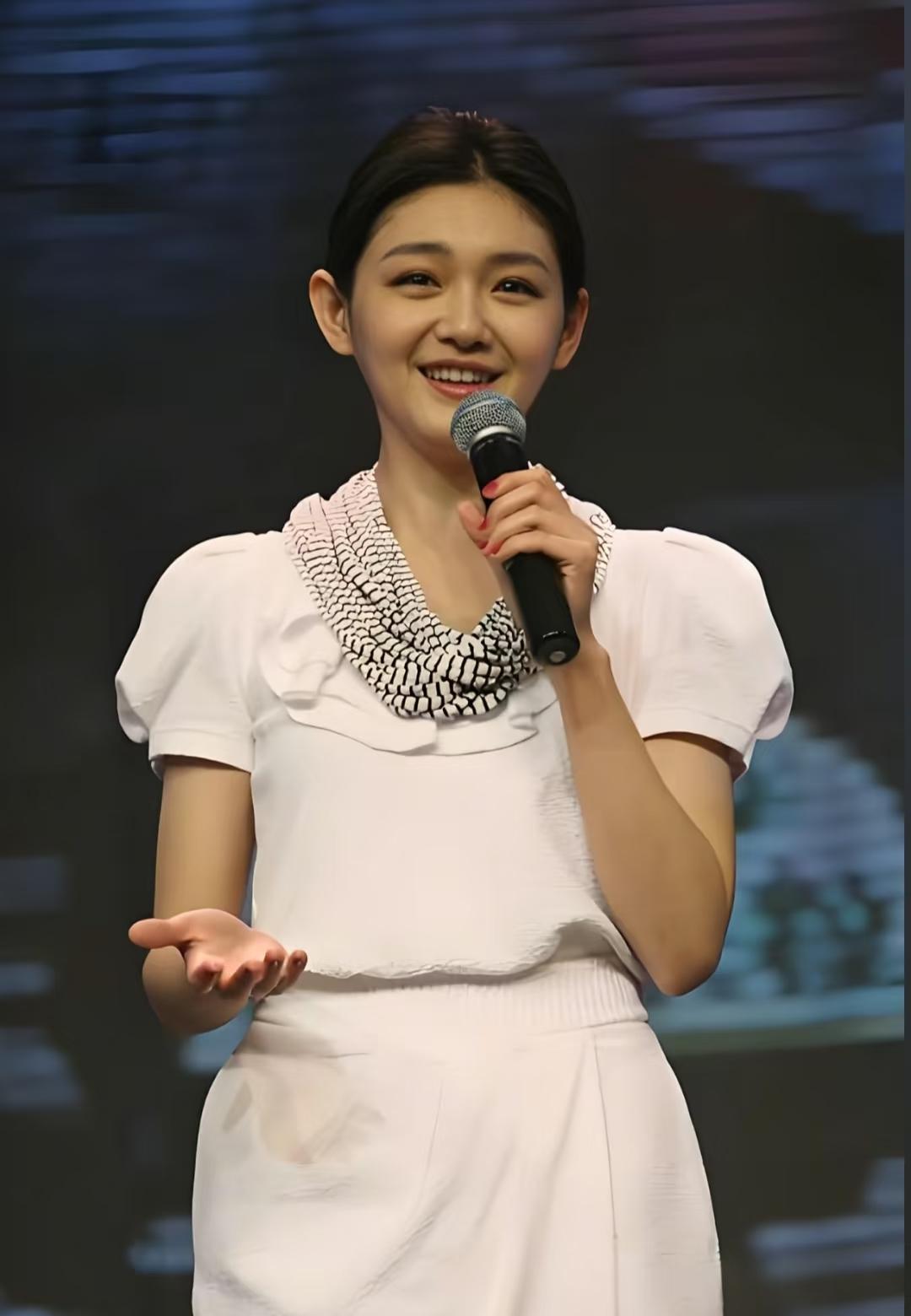 本来一开始也都在骂汪，然后他又搞了一出雨中走路的场面，就很多人说他作秀。后面他妈