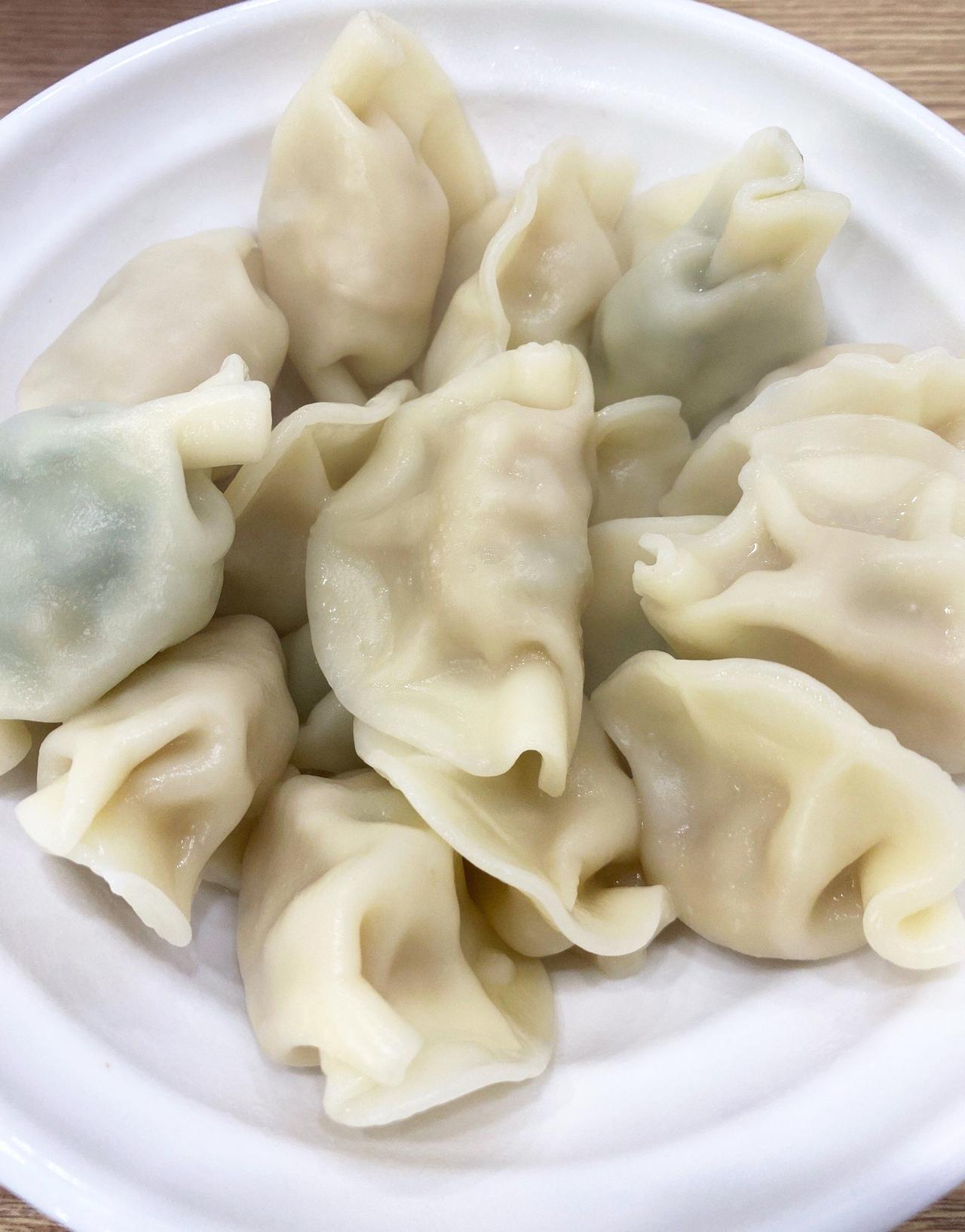 吃过什么馅饺子最好吃?
做锅贴饺子的话韭菜肉的好吃，蒸饺或水煮的话，白菜肉馅和香