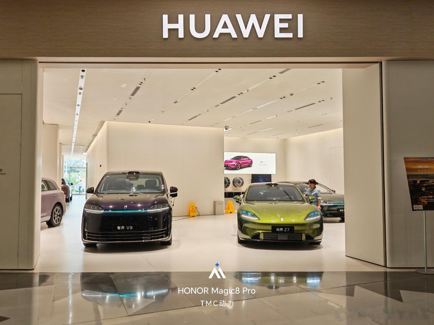 华为门店的那些事，没有鸿蒙智行，只有Huawei，用户一看就更有信心购车了，背后
