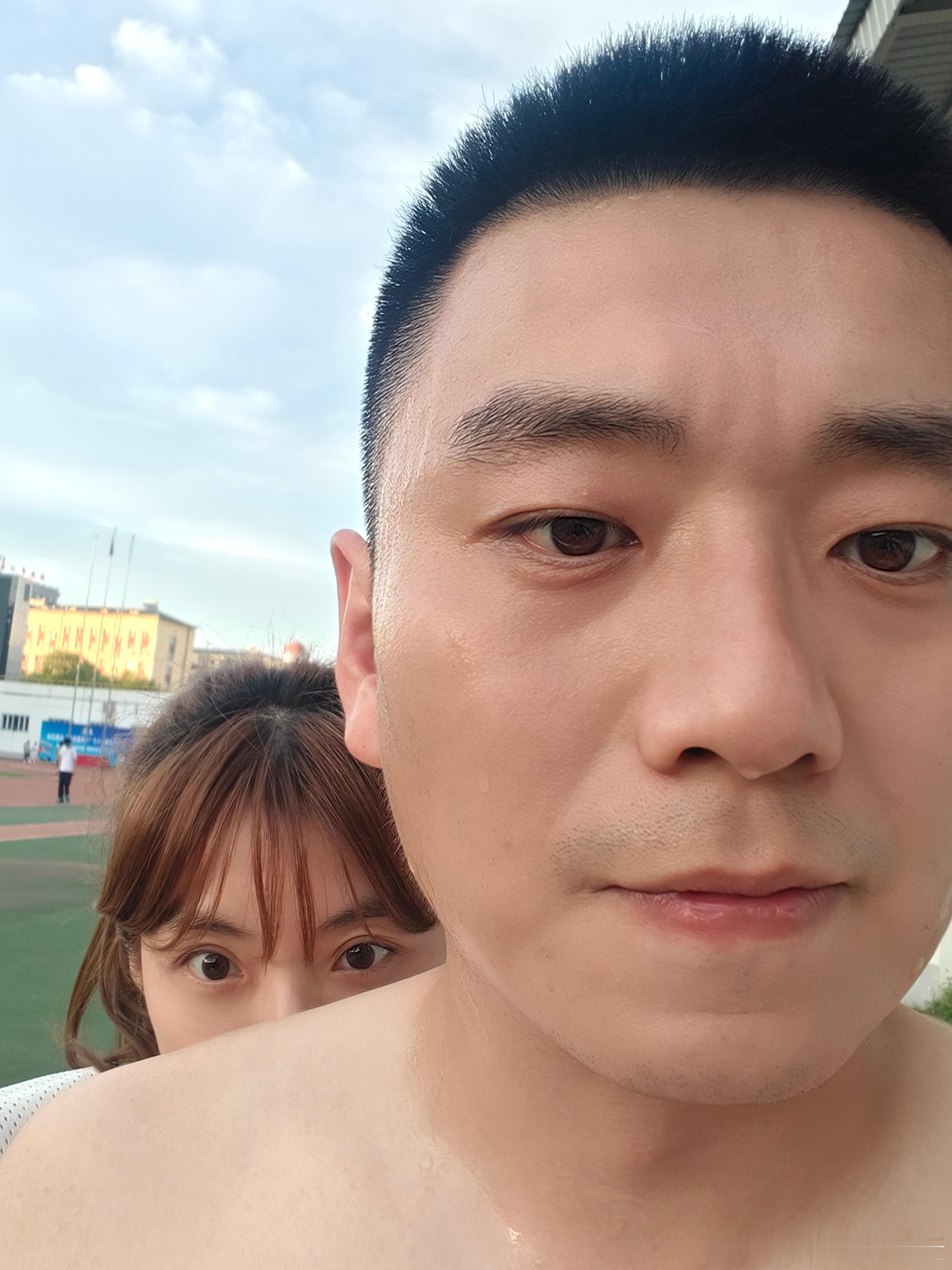 家属探班跑的格外轻松 