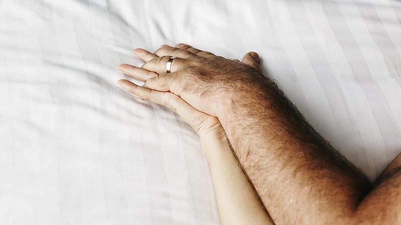 人老了，靠老公、子女还是钱？我觉得都不如靠自己。之前小区有个阿姨，一直依赖老公，