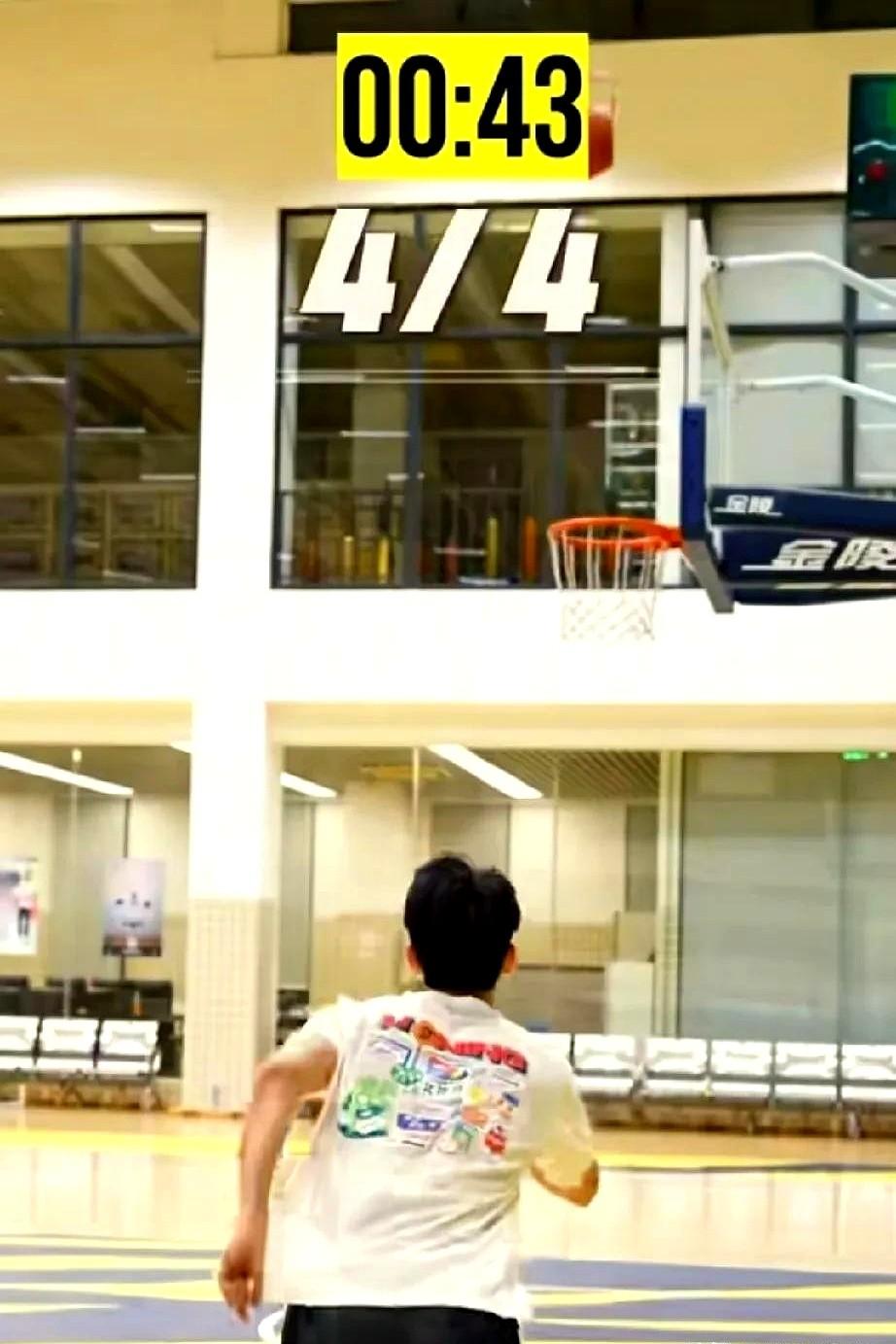 1分钟15中14，徐杰这投篮是真没谁了。

这个命中率有多夸张？上赛季CBA本土