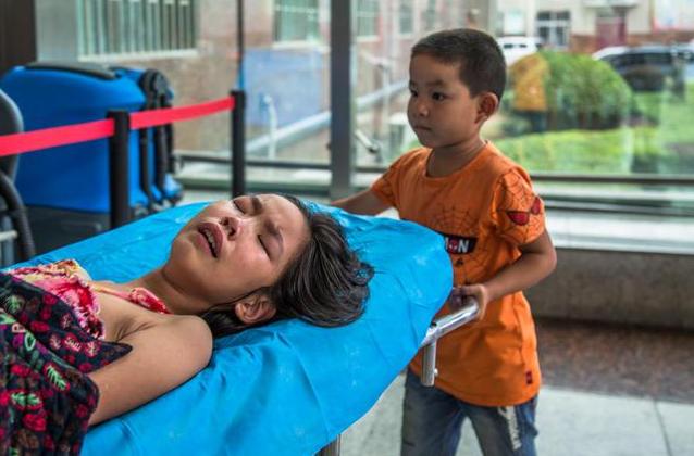 2017年，7岁小男孩独自推11岁姐姐去医院，医生问其父母，男孩低头眼泪夺眶而出