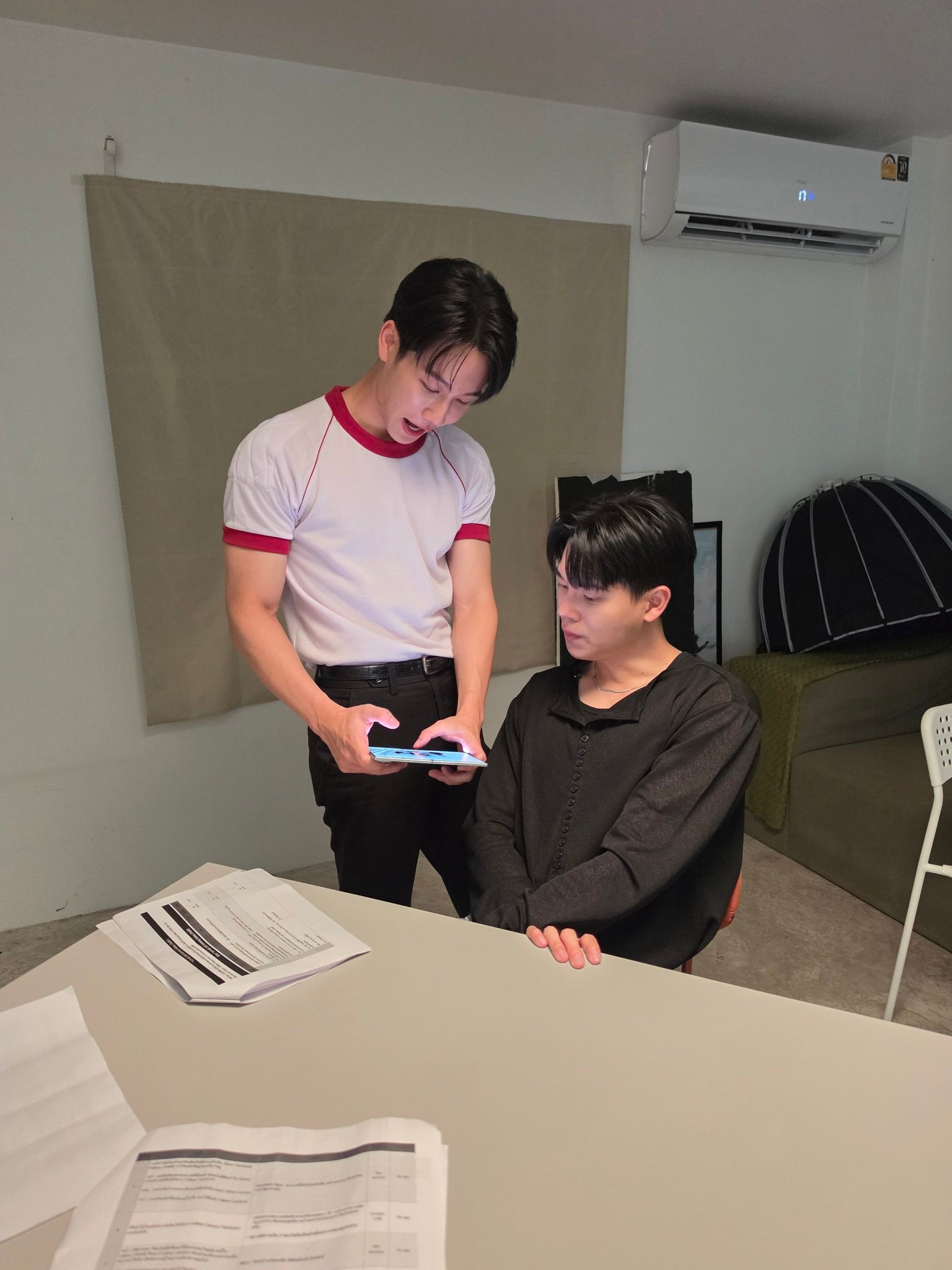 欣赏自己美照中 