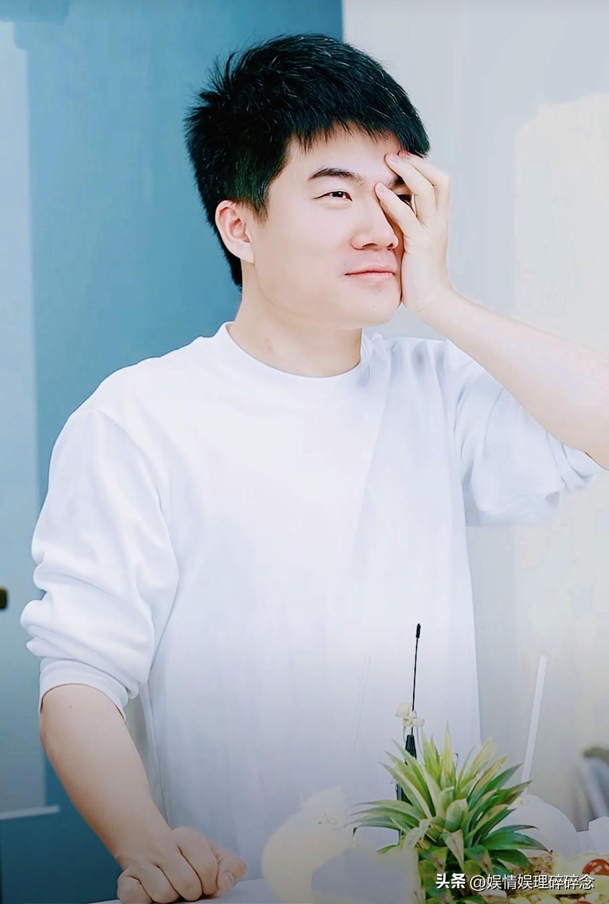 董宇辉这周请假不直播了，
不是摆烂，也不是因为有别的活动，
而是眼睛先罢工了。