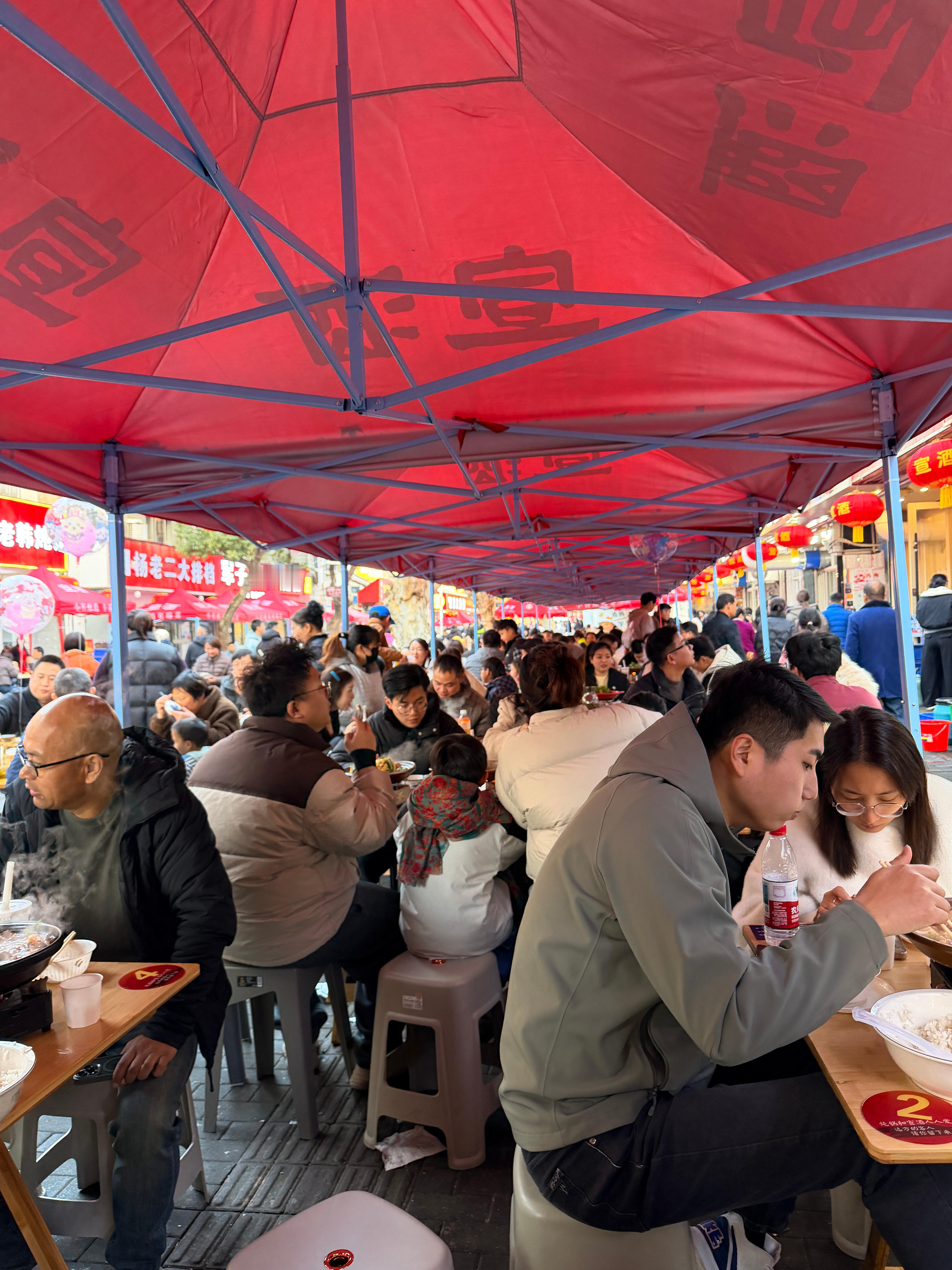 广德的“炖锅”，4：30已经这么多人咯第一次直观感受到，城市的爆火直接拉动GDP