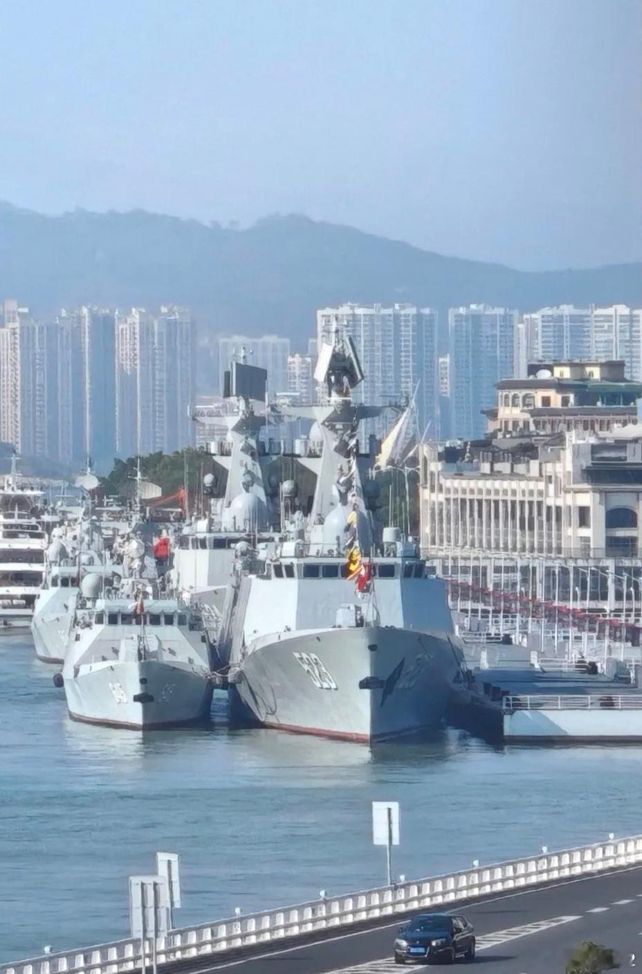 男青年和小老弟前几天发了吾二弟和女青年在一起网页链接照片，今天看看男青年和小老弟