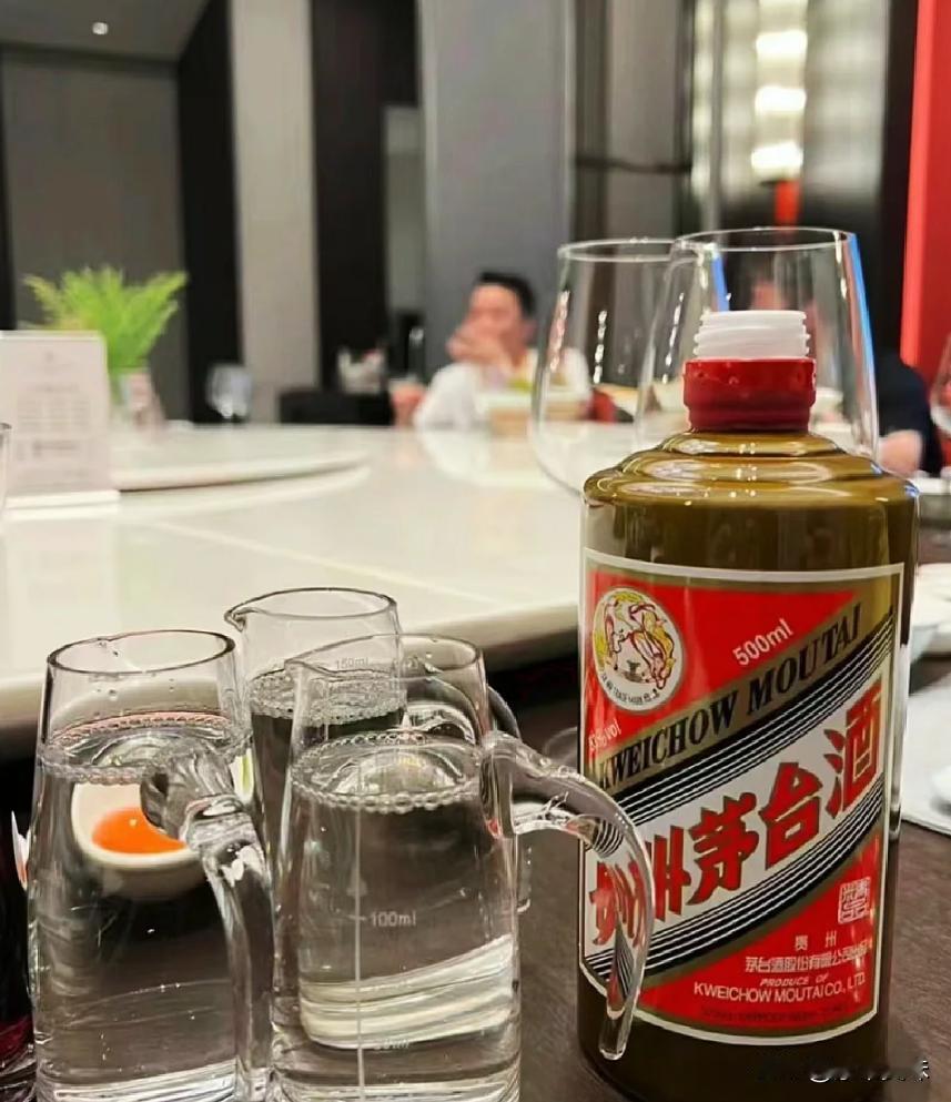 备受歧视！某东南亚采购商看不起除茅台以外的白酒，拒绝别的酒入驻商超，我在一桌15