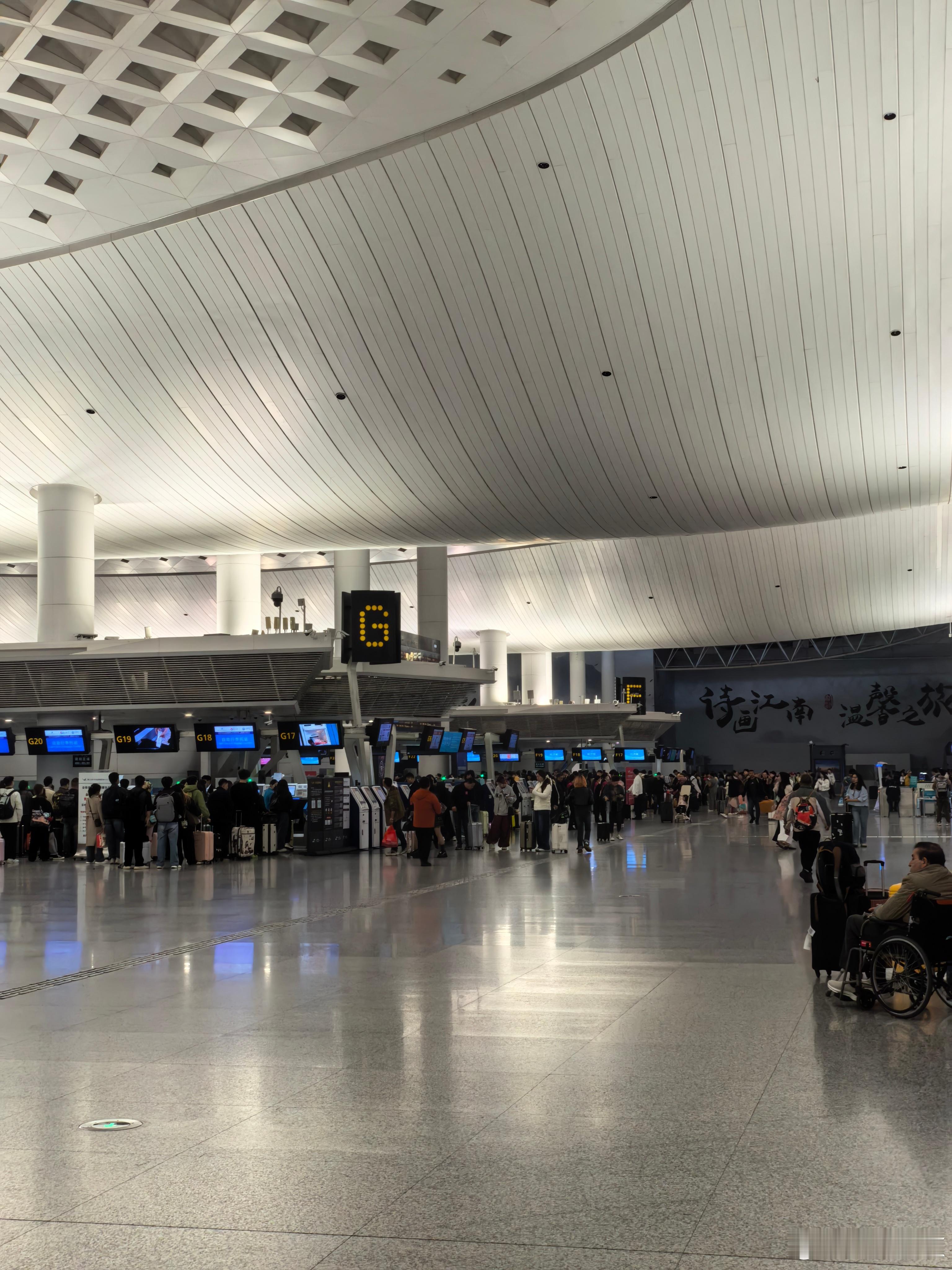 这大早班机的机场这么多人