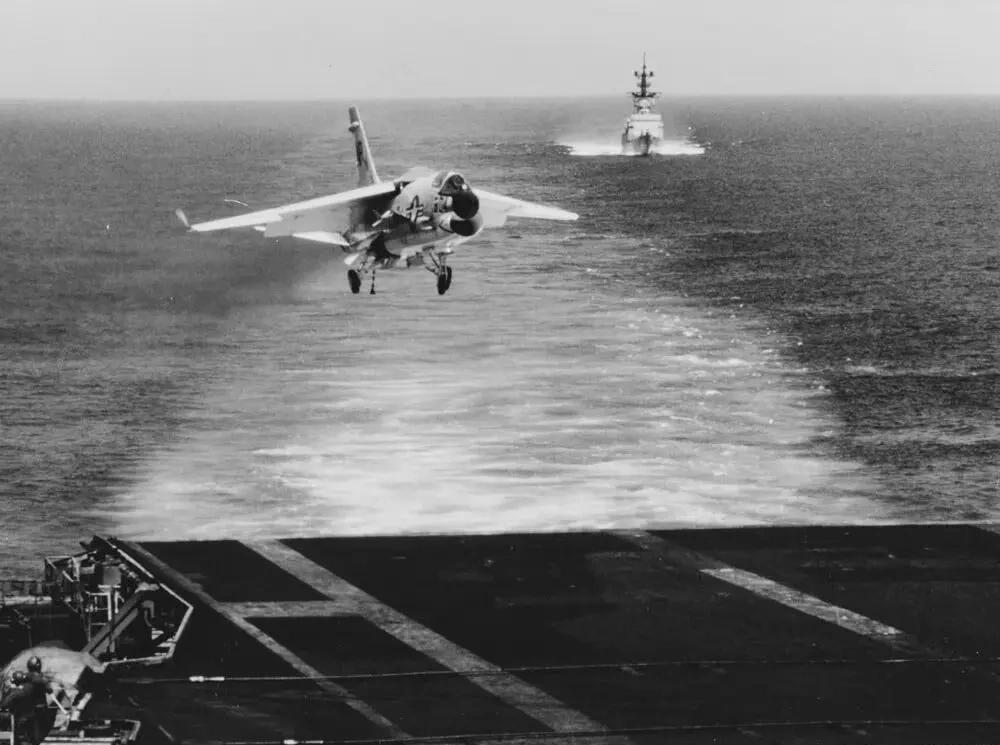 1965年，越南战争期间，一架F-8战斗机准备降落在北部湾海域的“汉考克”号攻击