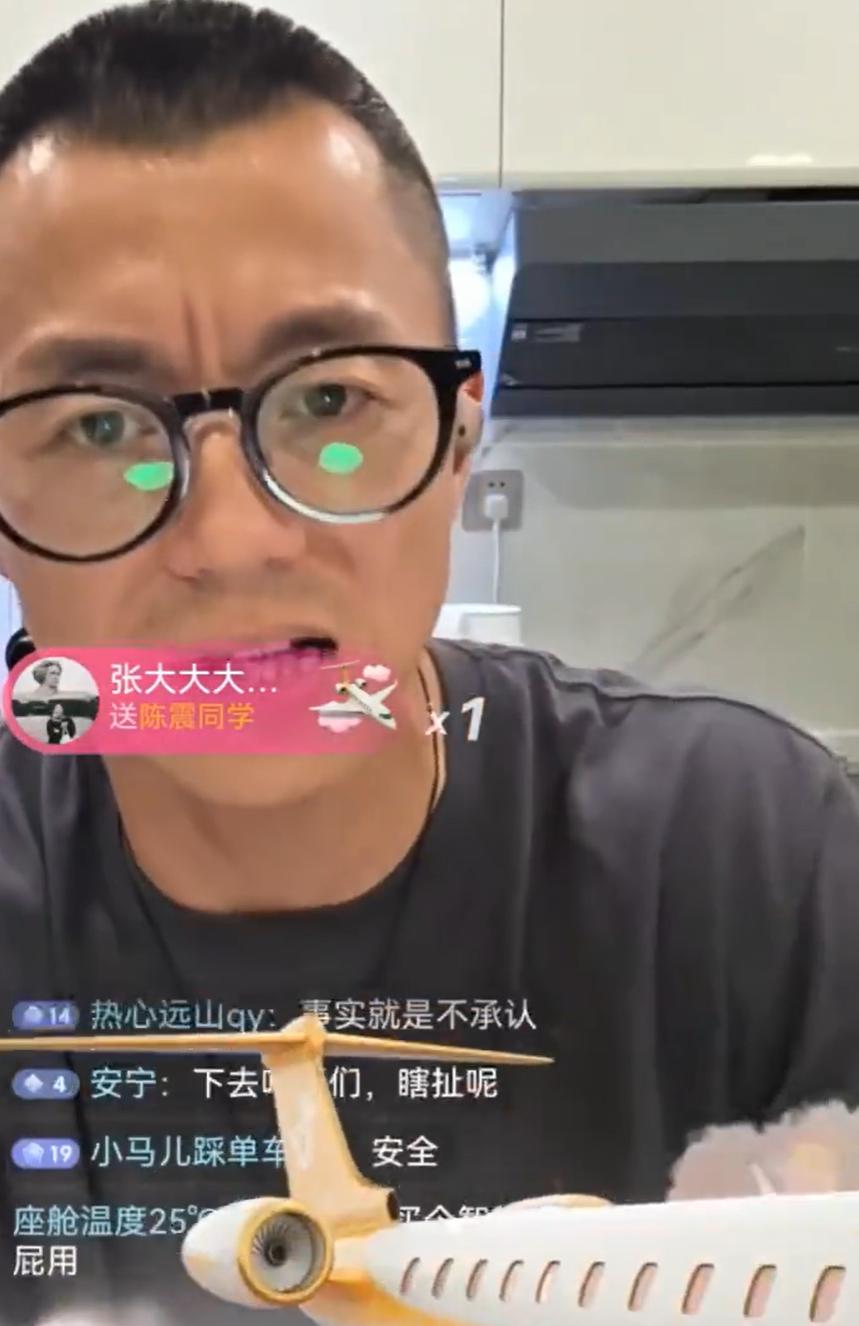 又一位网红被禁言了。
就在12月4日晚上，超240万粉丝的网红陈震被多平台禁言，