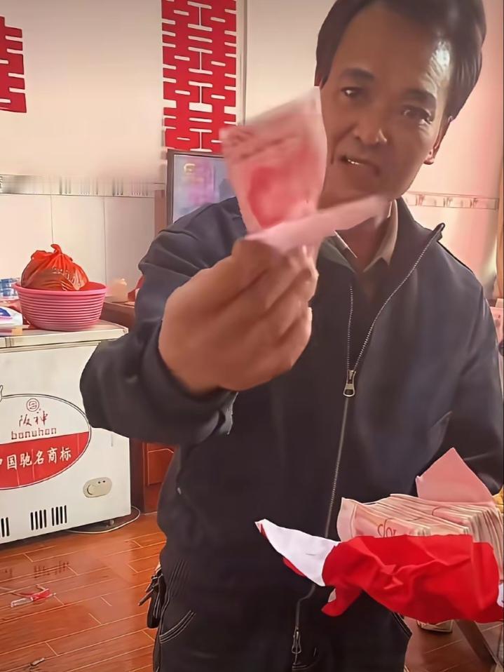 只见这个父亲拿着手里的200元钱，扬了扬手后说道：今天我是嫁女儿，不是卖女儿，我