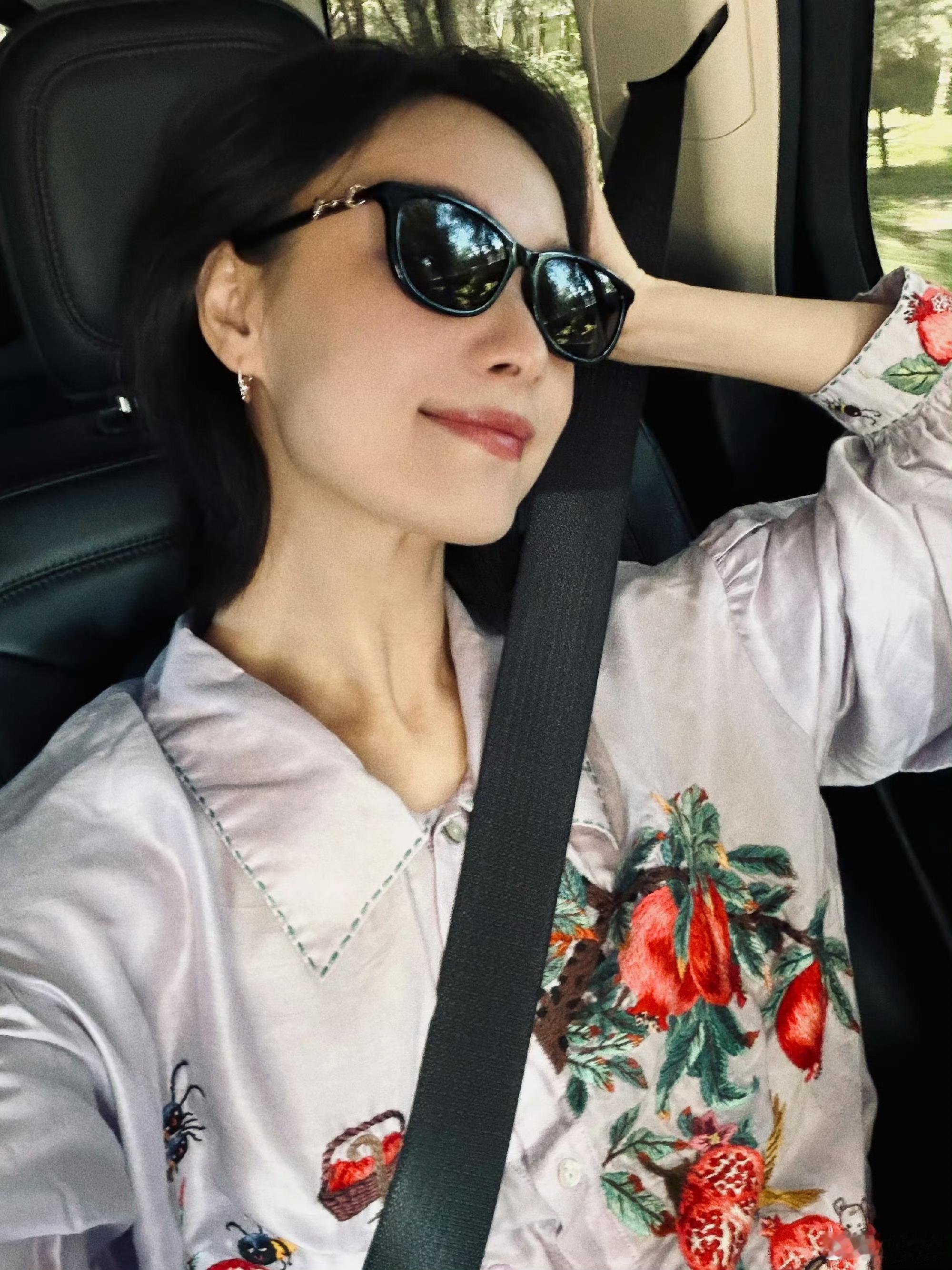 倪妮连续两天打卡学车倪妮连续两天学车状态对比 哈哈啊哈笑不活了！倪妮也躲不过学车