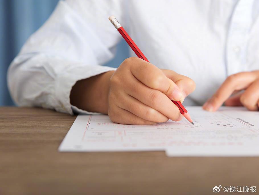 【#高考数学#全国卷权威解析来了】#高考数学全国卷权威解析# 记者从教育部教育考