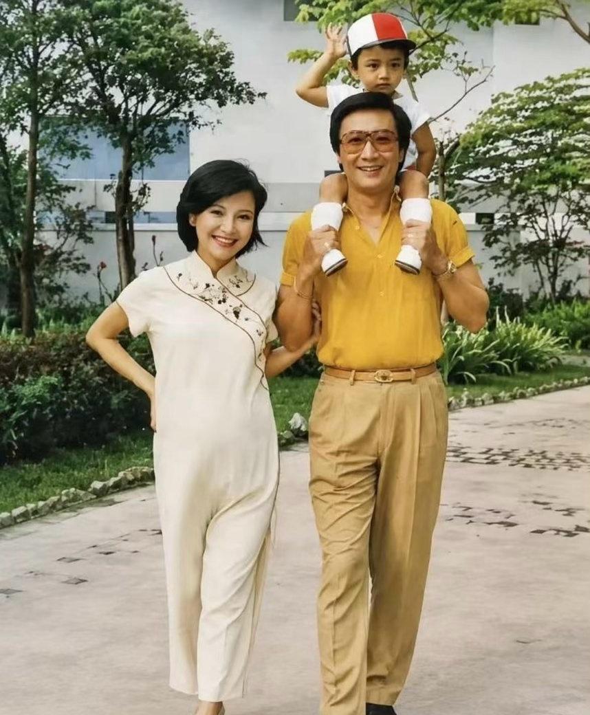 一张老照片瞬间戳中无数人！1982年谢贤背着年幼的谢霆锋，彼时谢贤46岁，背上的