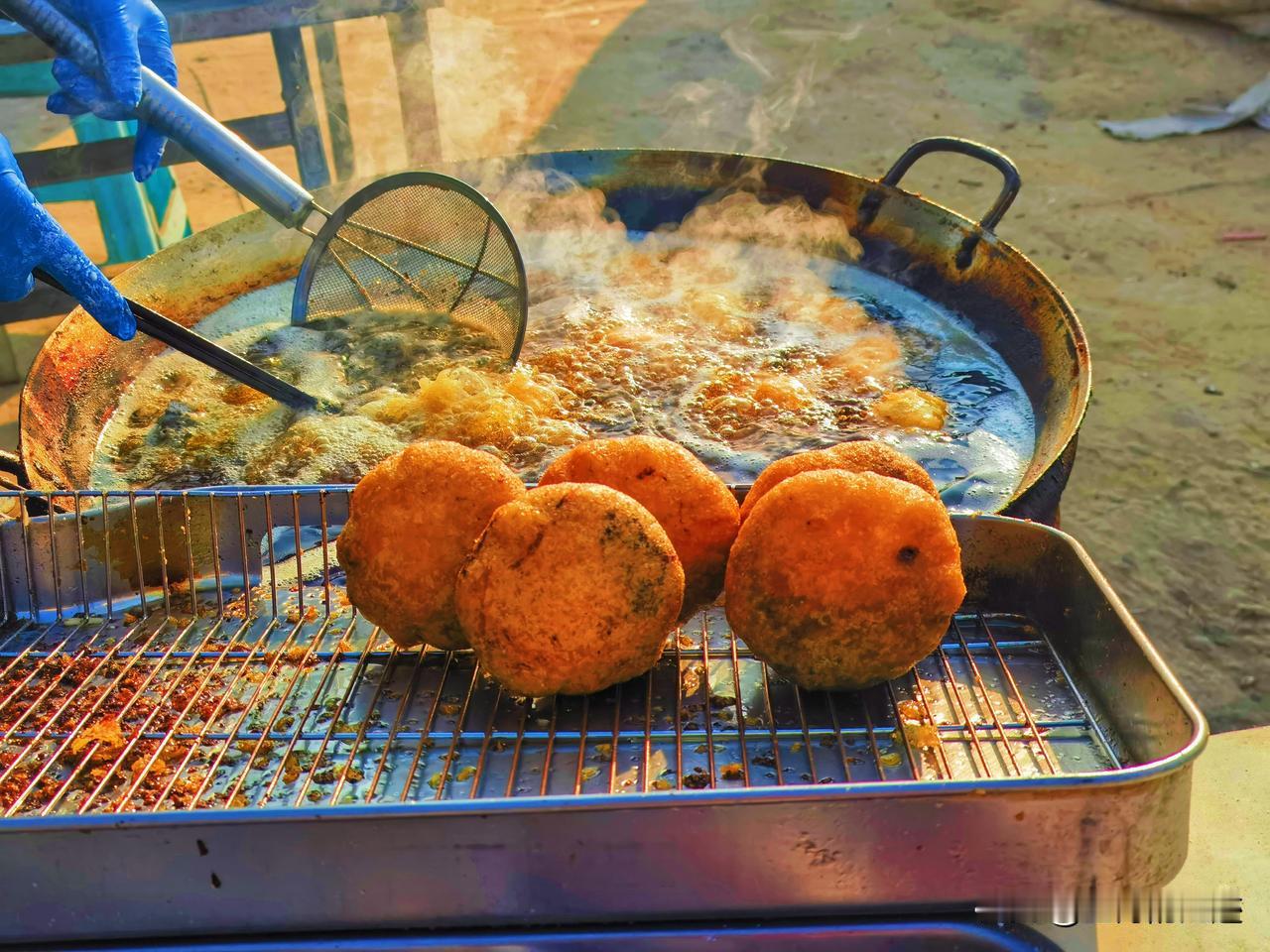 现烙的饼、咕嘟的羊汤、刚炸的油条、新鲜现切的肉菜，热气混着油香、酱香，摊主的吆喝