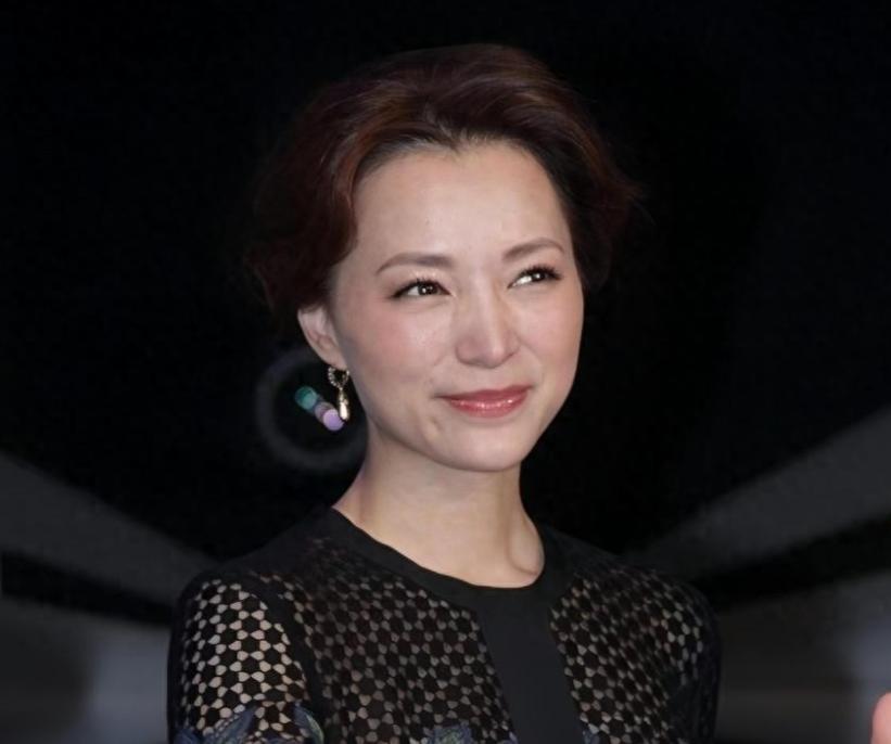 51岁董卿罕见露脸，打扮时髦气质好，眼神疲惫稍感沧桑
在公众的视野中，董卿曾是舞