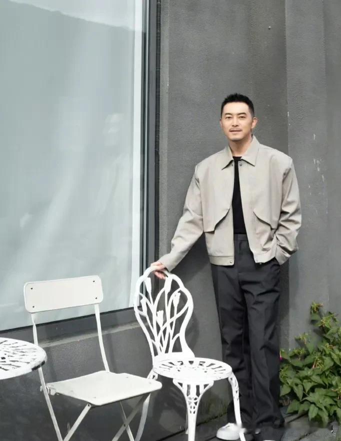 沙溢瘦回颜值巅峰了，又看到了白展堂的影子。
明星就是任性，对于身材的把控，都是胖