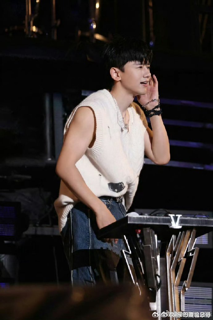 看的出来张杰很喜欢机器人了一眼就能看出张杰很喜欢机器人，互动自然又亲切，夸赞真诚