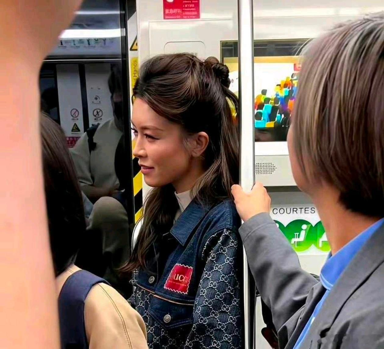 看起来好接地气呀路人地铁上偶遇的，看着像明星，又一时喊不出她的名字，谁懂这种感觉
