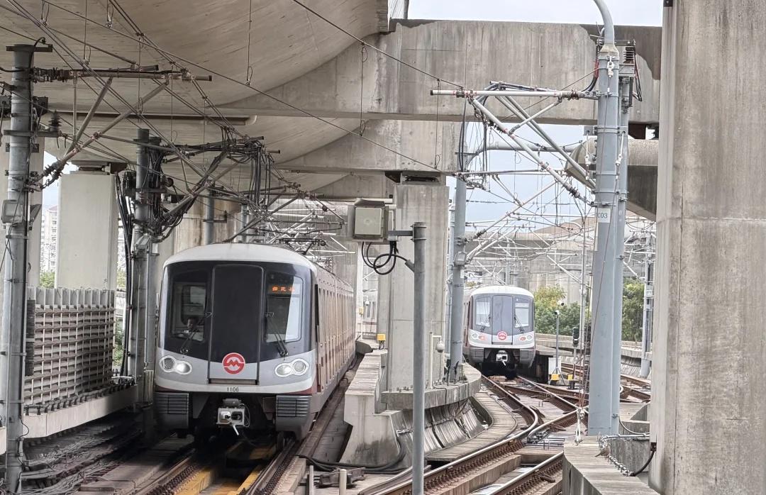 上海地铁11号线｜罗山路站。
临港长宁通勤 罗山路站