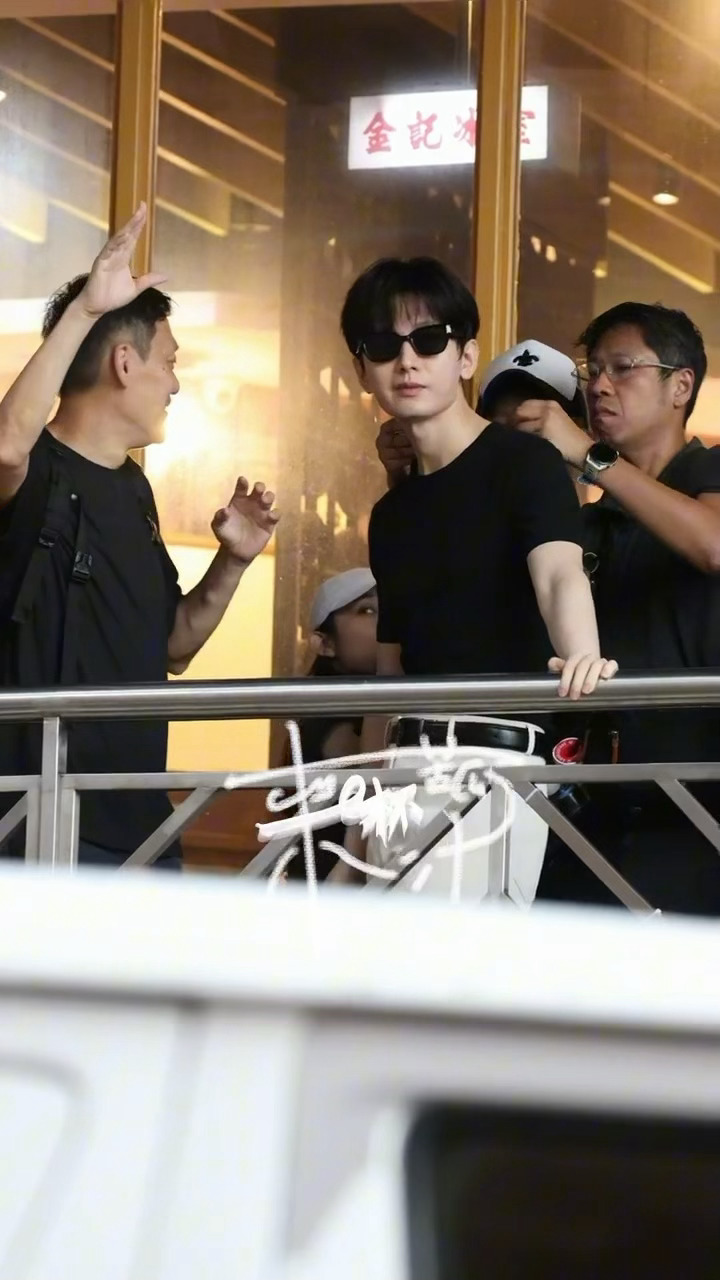 我去林sir……！🥵这狩谎也太懂了吧成毅紧身黑t
