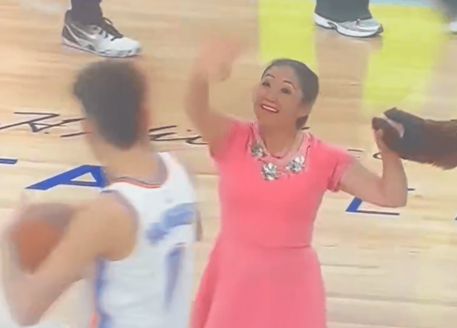 大家最爱的，当然是经典款啦！切特与牛蓉在爵士主场击掌，并发社媒感慨：她比我们所有