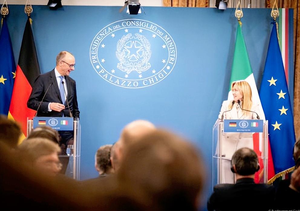 欧盟峰会直接吵成一锅粥，27国领导人闭门开会上演“内讧名场面”，别人都在骂特朗普