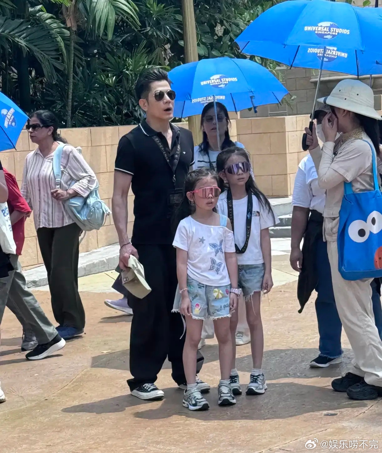 61岁郭富城带两个女儿到游乐园玩，岳父亲自为他撑遮阳伞，可见他在岳父心里的地位有