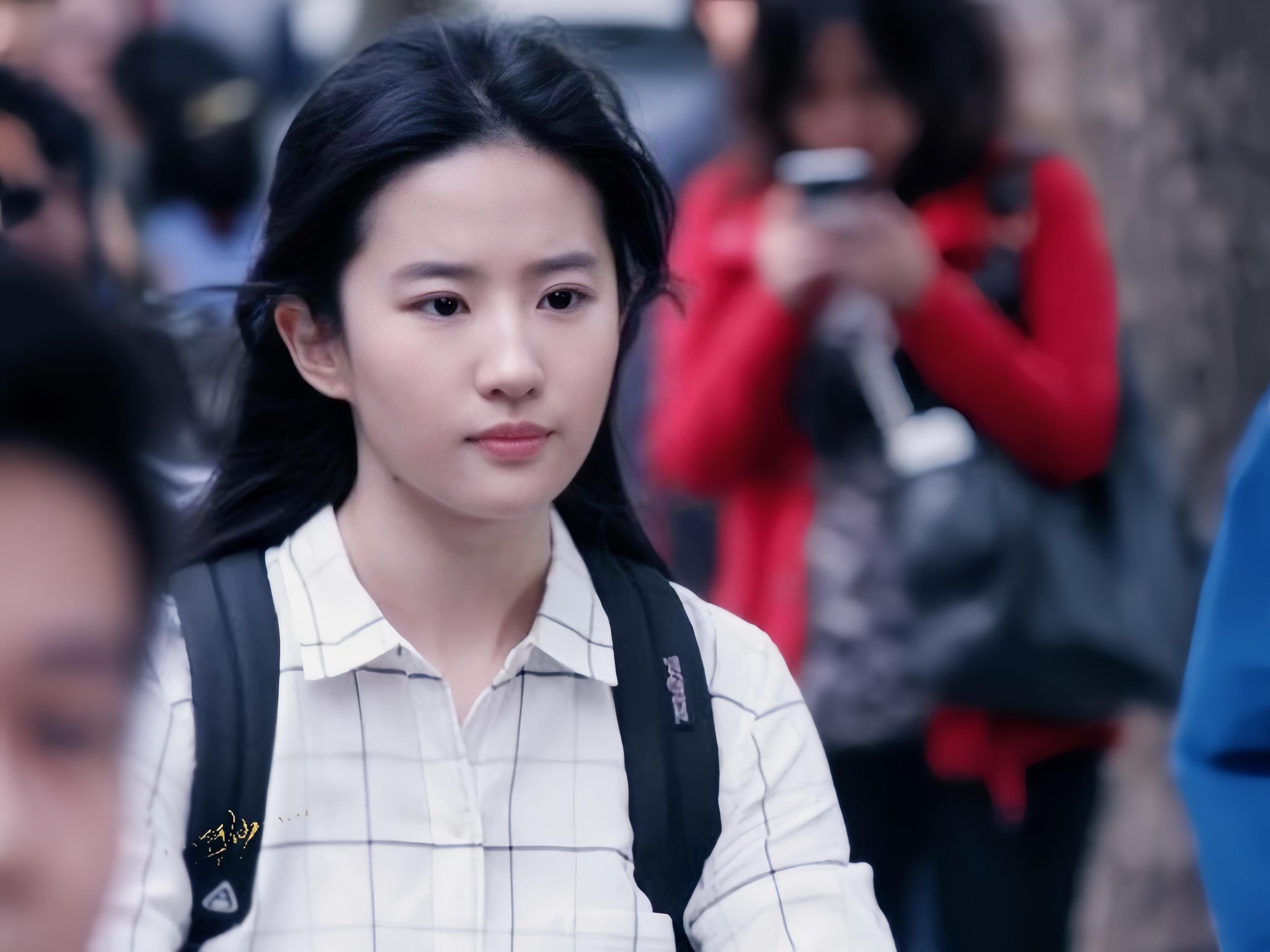 学姐 你太美好了你睡觉时乱乱的头发你说话时的嗓音 你站在栏杆旁清瘦的背...