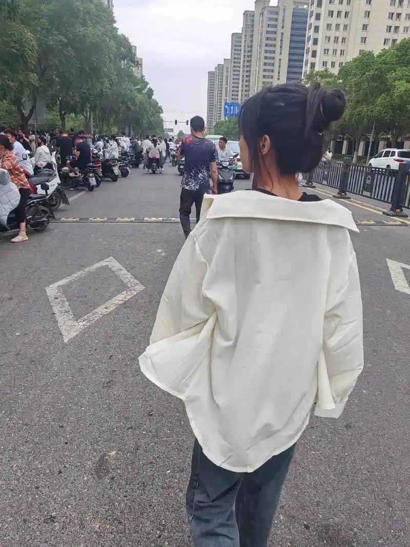 昨晚接到女儿的一个电话让我半宿没睡着，女儿说老师推荐她去香港读博士，问我什么意见