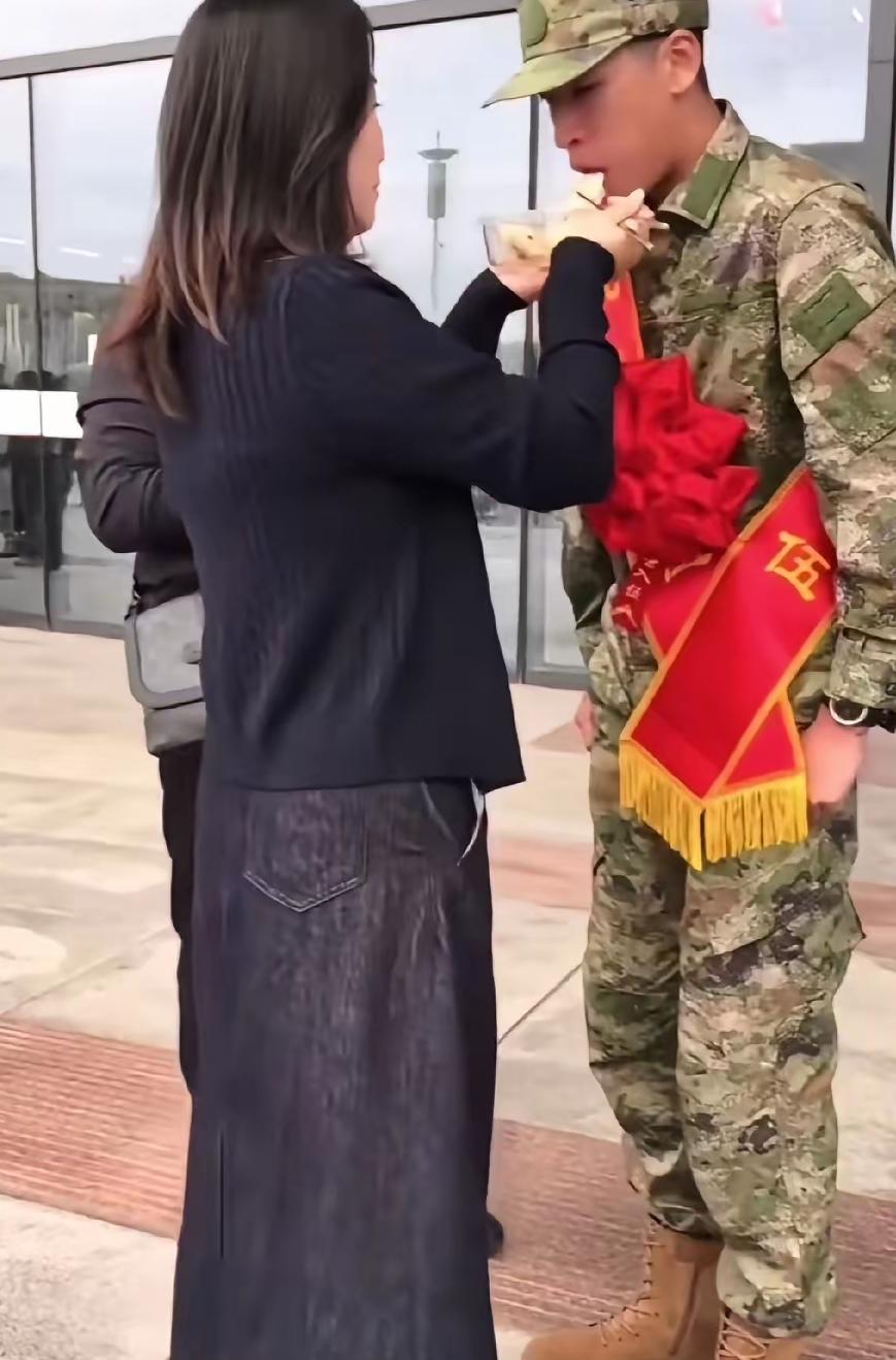 一名女子端着饺子，眼含热泪喂着面前的小伙子，得知两人的真实关系，让人感动泪目了