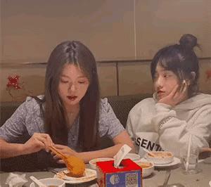 千万别低估了女生的嘴巴，有时候真的能让你大吃一惊哦。