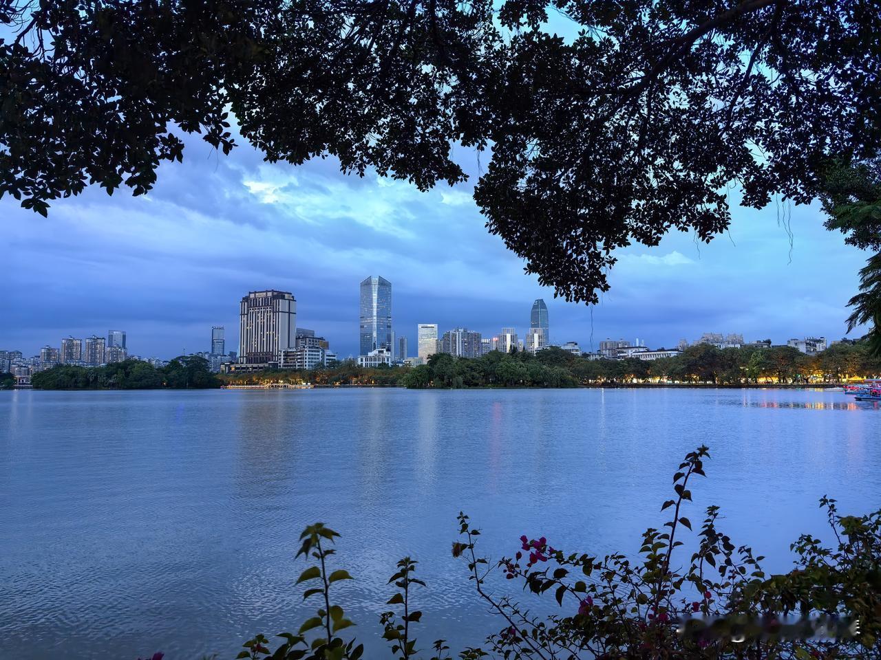 不知为何，就是喜欢西湖，不管是杭州西湖还是惠州西湖[呲牙][呲牙]和治理前比，惠