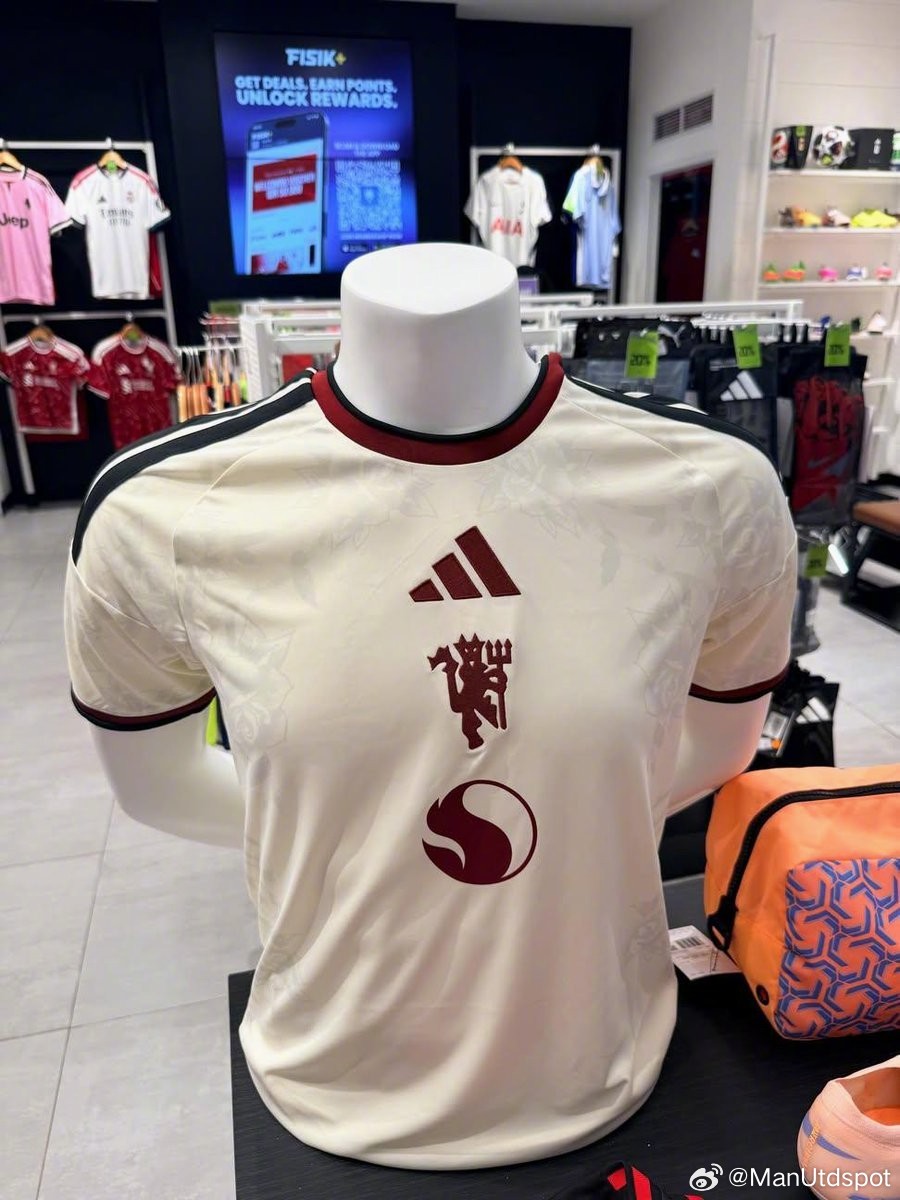 Footyheadlines发布的曼联新赛季二客谍照📷相比于最早的谍照图（图三