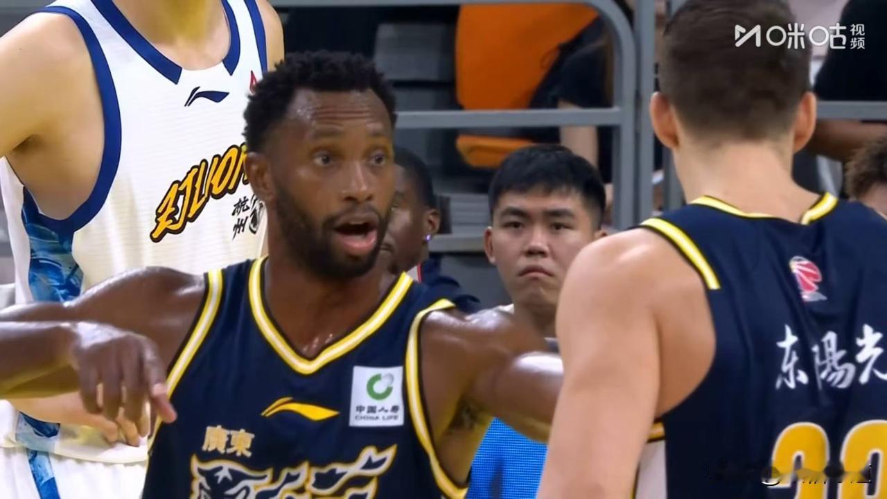 广东宏远欲主场两连胜，可以这样做：
1、胡明轩携手弗格首发，锋线崔永熙+张皓嘉，