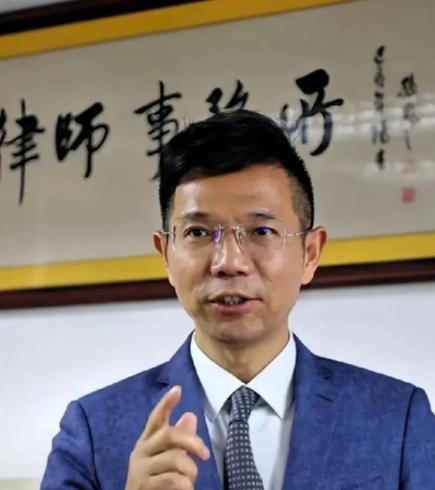 储教授说李圣律师不行。
把案子搞砸了。
这话挺有意思。

按常理想。
要是案子本