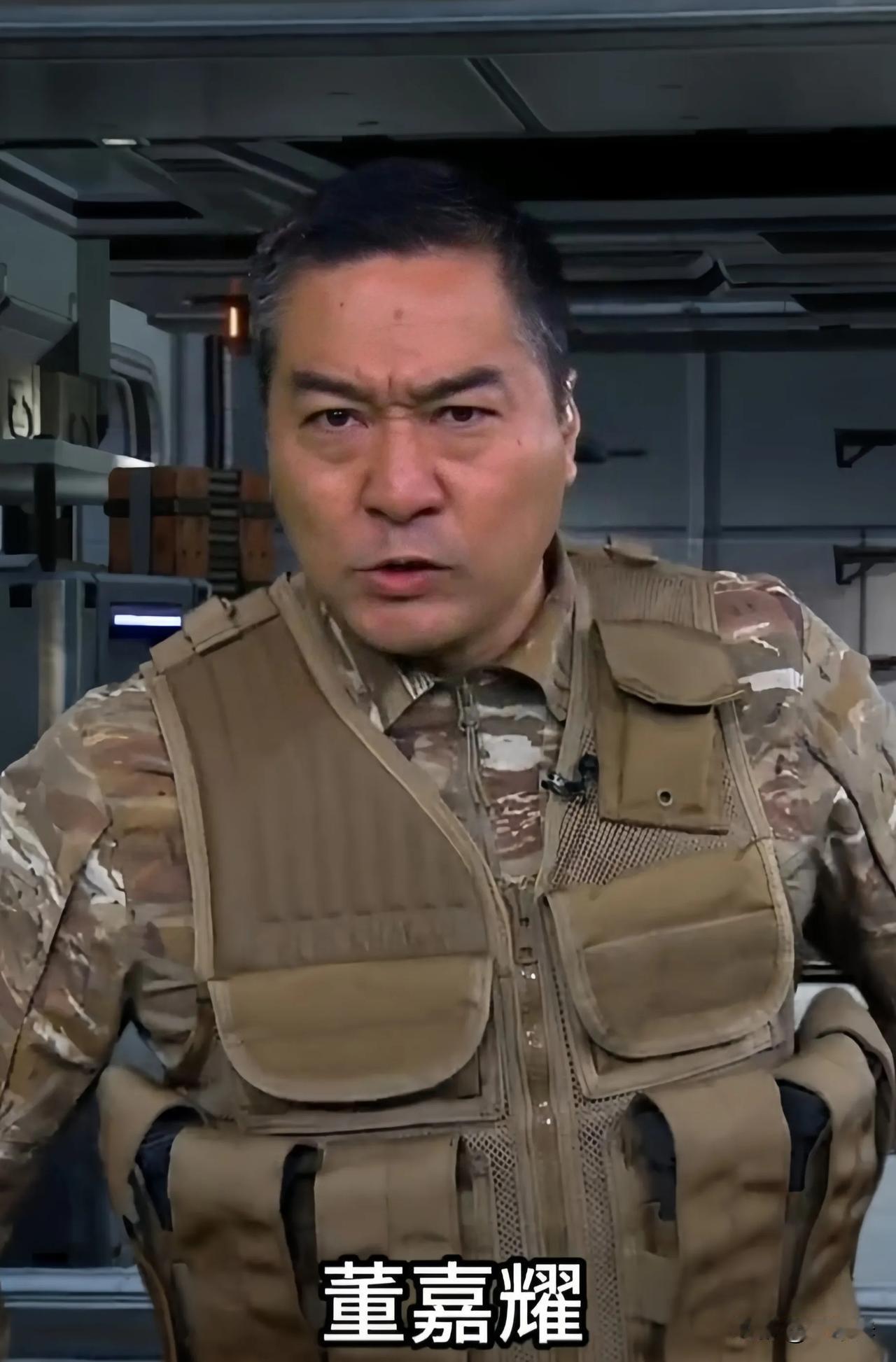 是否还记得，这位曾经的央视主持、现在的凤凰卫视董老师呢？他把军事观察节目做到了炉