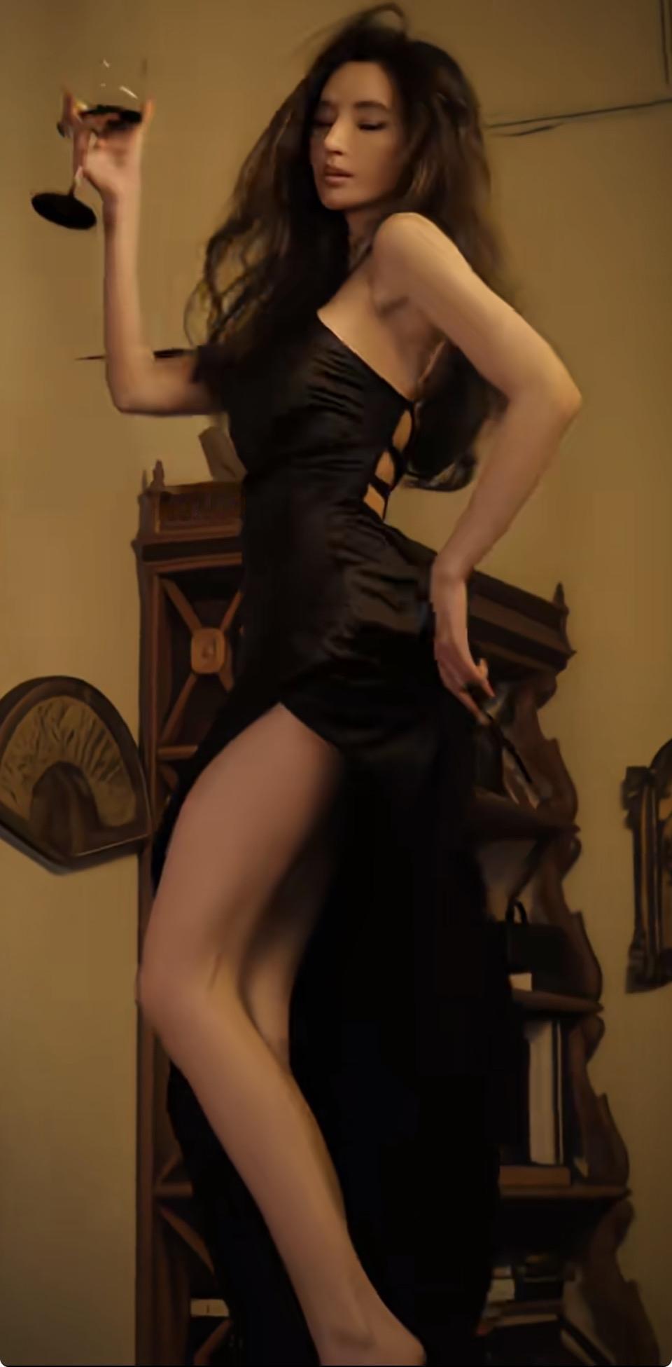 一个穿黑色裙子的女生在摆姿势。